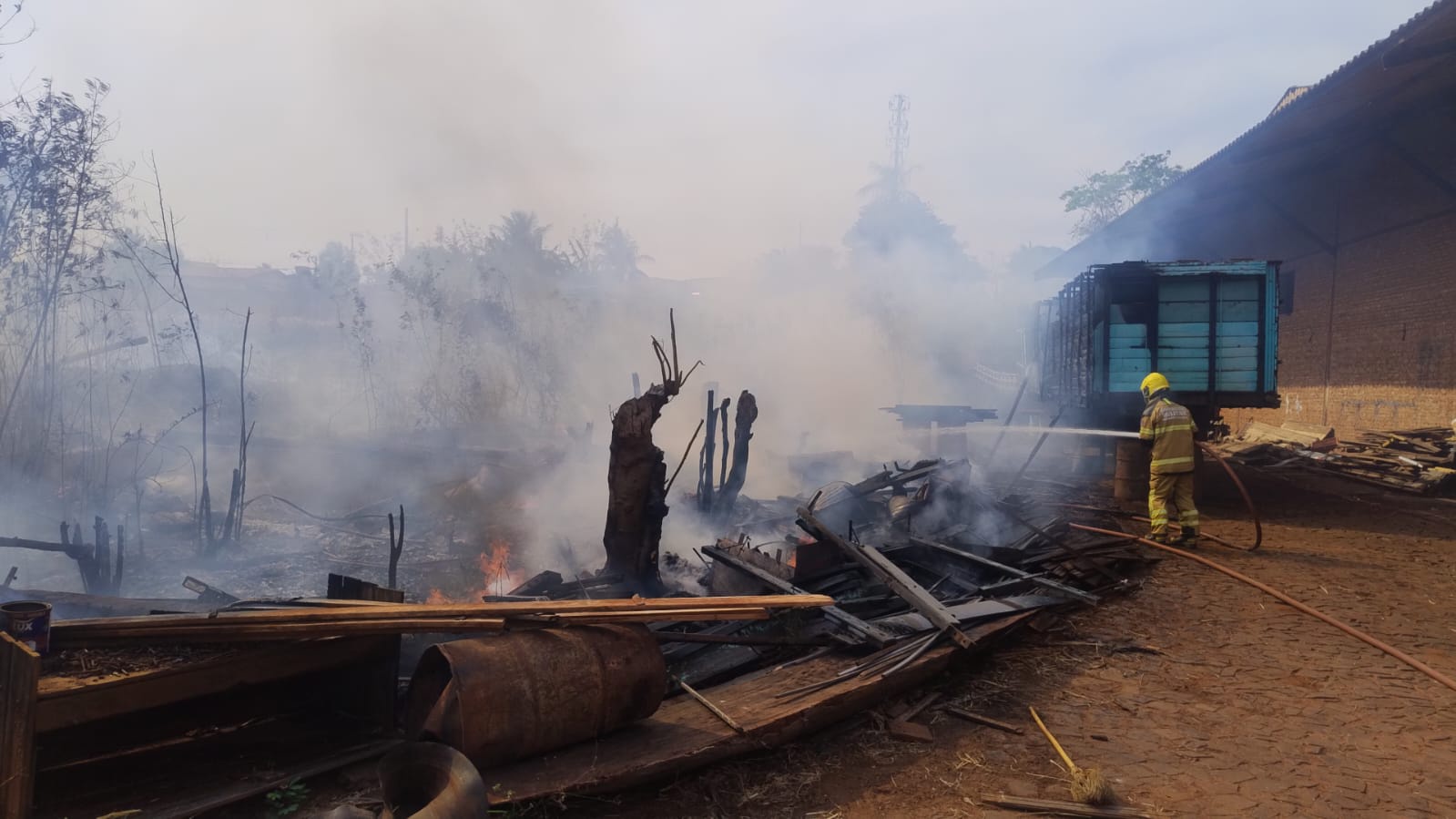  Incêndio em lote vago mobiliza Corpo de Bombeiros em Ituiutaba
